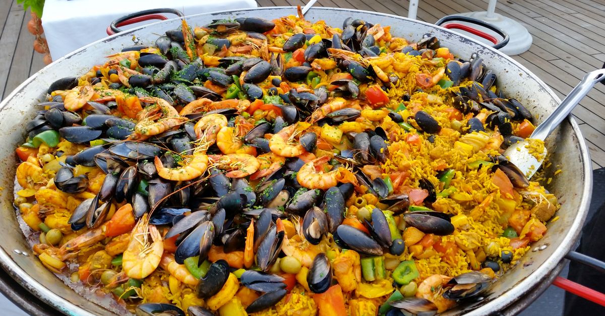 découvrez la préparation authentique de la paella, un plat traditionnel espagnol riche en saveurs et en histoire.