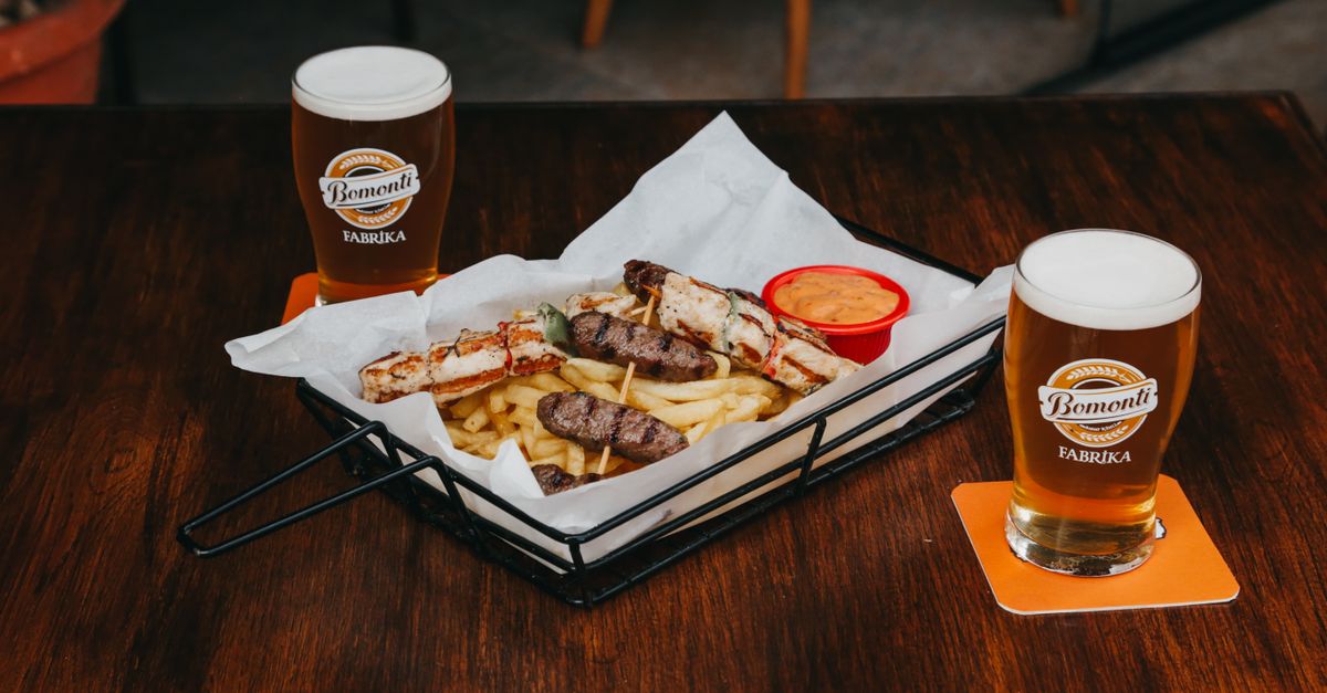 découvrez comment associer parfaitement vos bières avec différents plats pour sublimer vos repas. conseils et idées de mariages saveurs pour amateurs de bière.