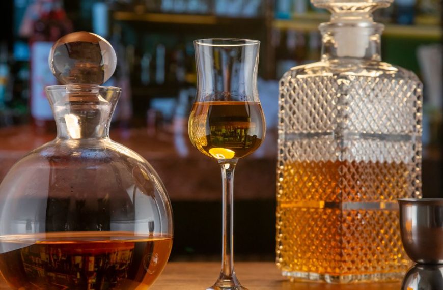 découvrez les différences entre le marsala et l'amaretto, deux célèbres liqueurs italiennes, leurs saveurs uniques, utilisations culinaires et origines.