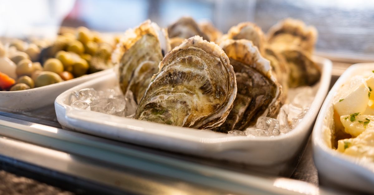 découvrez tout sur les huîtres : leur origine, leurs bienfaits nutritionnels, et comment les déguster pour une expérience gastronomique inoubliable.