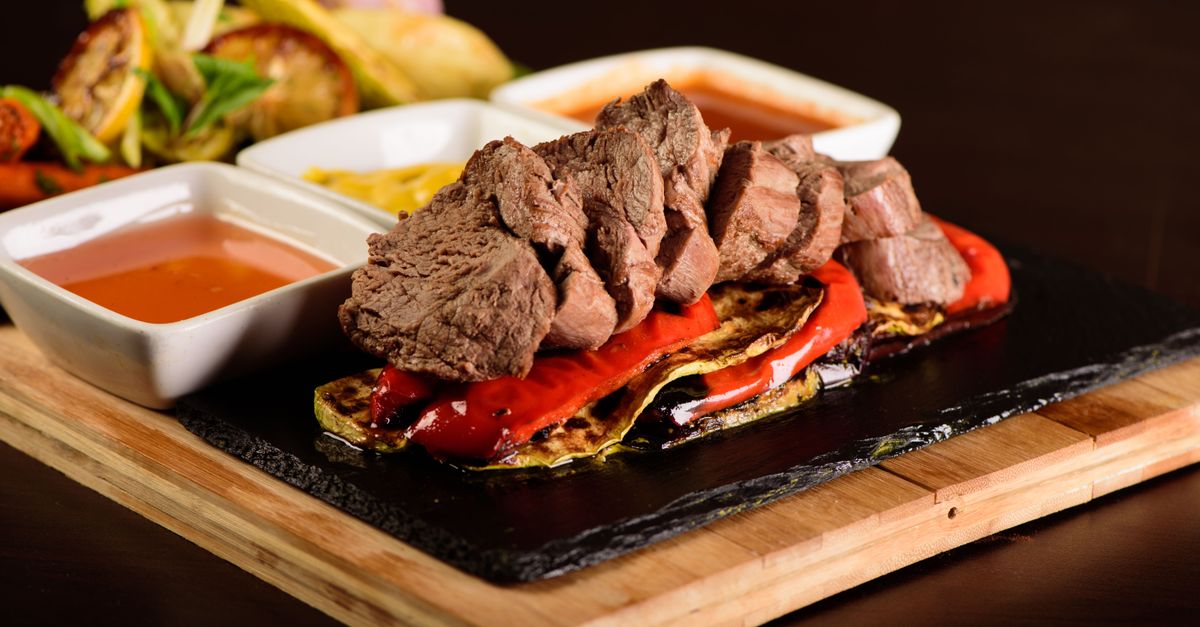 découvrez la pierrade, une méthode conviviale de cuisson à la pierre pour savourer viandes, poissons et légumes tout en préservant leurs saveurs naturelles.