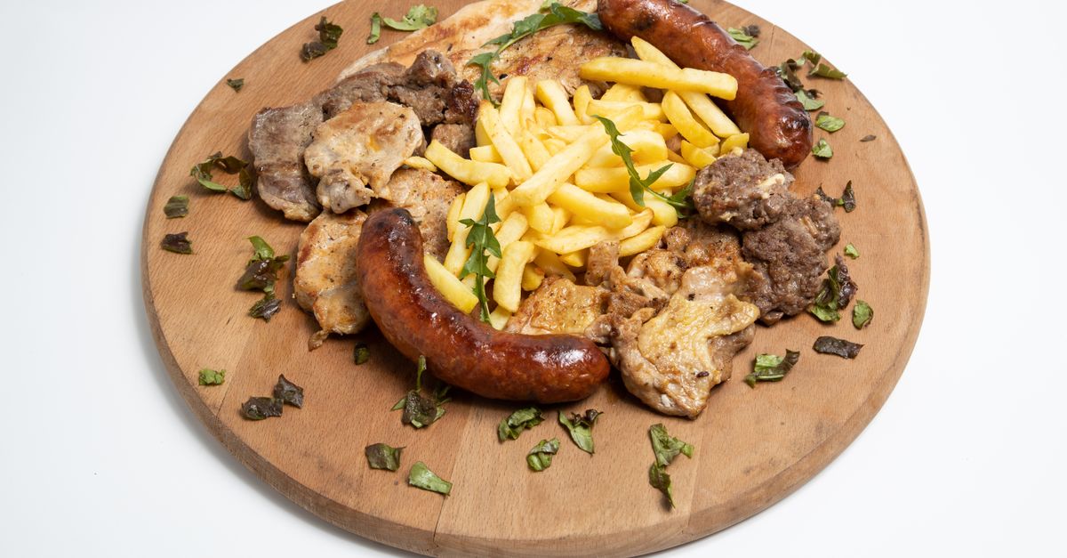 découvrez la pierrade, une méthode conviviale de cuisson où chacun grille sa viande, poisson ou légumes sur une pierre chaude pour un repas délicieux et original.