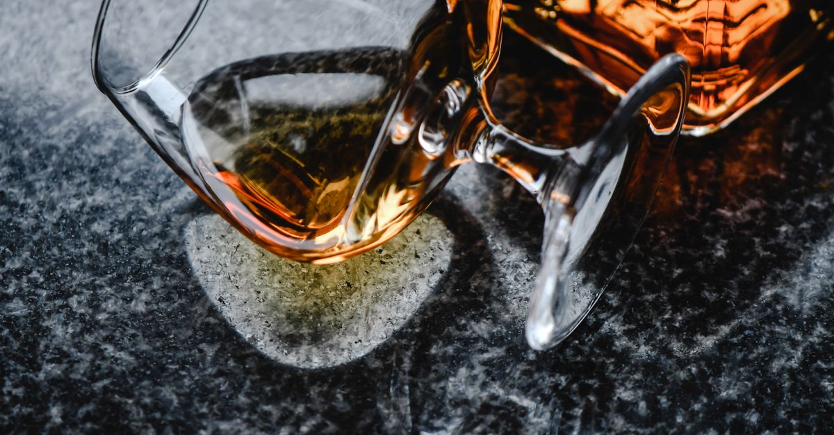 découvrez le pineau des charentes, un apéritif traditionnel français alliant douceur et authenticité, élaboré à partir de moût de raisin et de cognac.