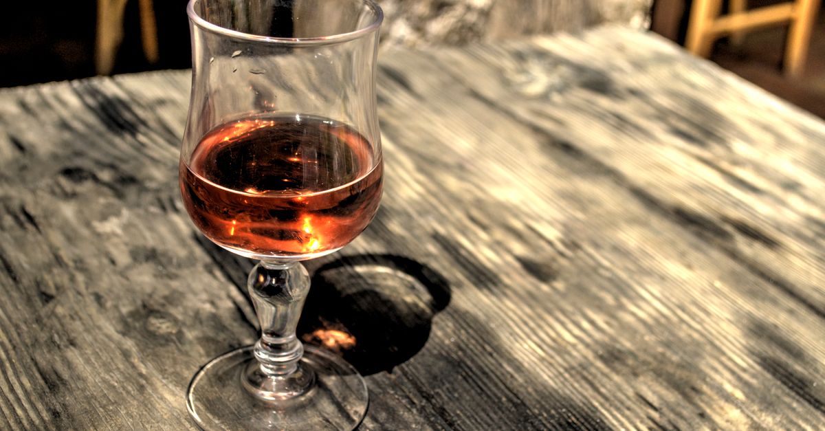 découvrez le pineau des charentes, ce délicieux vin de liqueur français alliant finesse et tradition. parfait pour accompagner vos apéritifs et desserts.