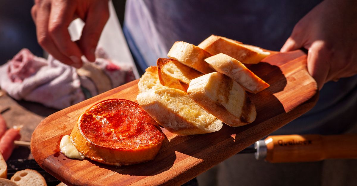 découvrez tout sur la raclette : recettes, astuces et secrets pour réussir ce plat convivial et savoureux à base de fromage fondu.