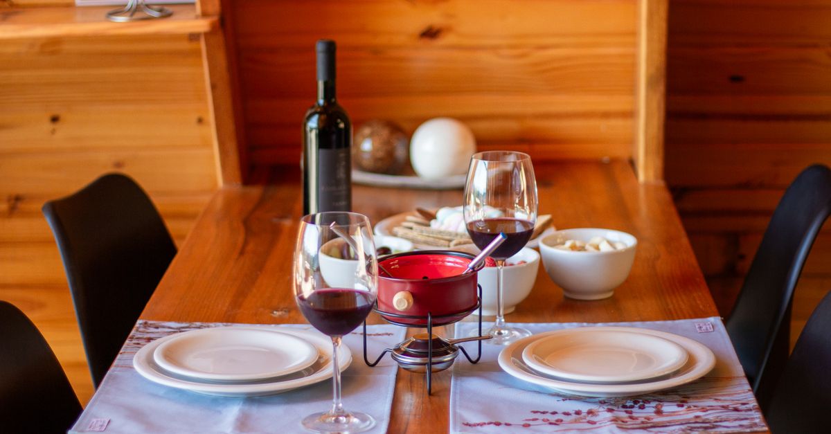découvrez la recette traditionnelle de la fondue savoyarde, un plat convivial à base de fromages fondus, parfait pour réchauffer vos soirées d'hiver en famille ou entre amis.