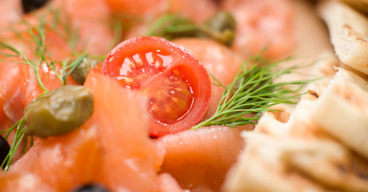 découvrez notre saumon fumé délicatement préparé, alliant saveurs raffinées et fraîcheur, idéal pour vos apéritifs et recettes gourmandes.