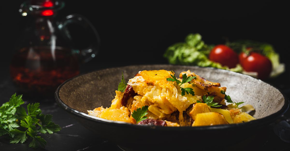 découvrez la recette traditionnelle de la tartiflette, un délicieux plat savoyard à base de pommes de terre, reblochon, lardons et oignons, parfait pour réchauffer vos repas d'hiver.