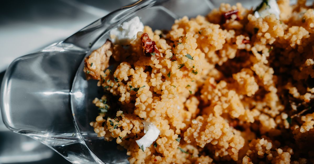 découvrez la recette traditionnelle du couscous, un plat savoureux et authentique aux légumes, semoule et épices, parfait pour un repas convivial.