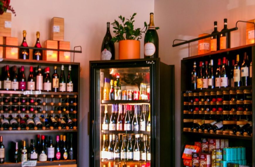 découvrez notre cave à vins élégante et fonctionnelle, idéale pour conserver et mettre en valeur votre collection de bouteilles.