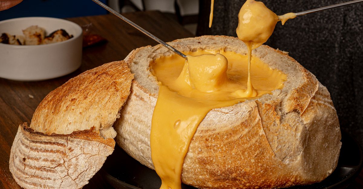 découvrez notre recette délicieuse de fondue au vin, parfaite pour réchauffer vos soirées d'hiver en famille ou entre amis.