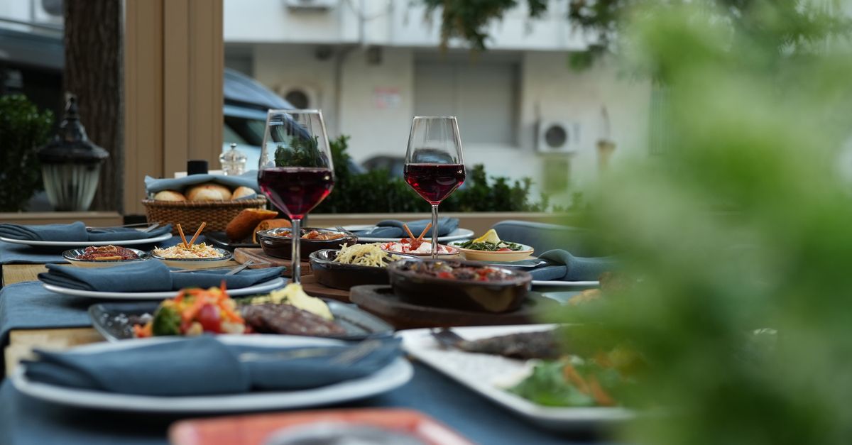 découvrez nos conseils experts pour associer parfaitement vos vins avec une variété de plats, afin de sublimer chaque repas et impressionner vos invités.