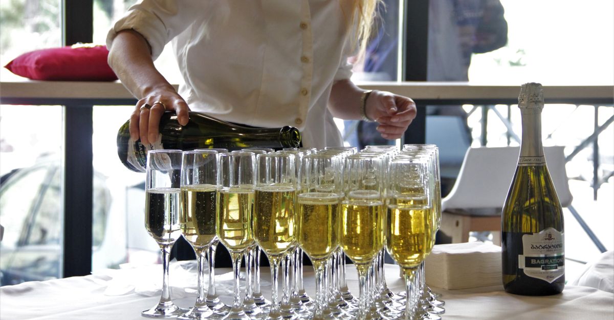 Combien de flûtes peut-on remplir avec une bouteille de champagne ? 1 découvrez nos conseils pour bien servir le champagne : température idéale, types de flûtes, et astuces pour une dégustation réussie.