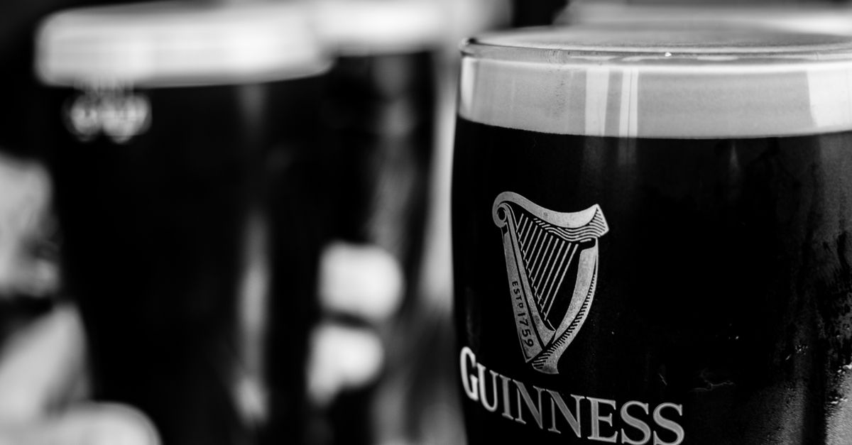 Reconnaître, servir et distinguer la bière porter et le stout avec aisance 1 découvrez les différences entre le porter et le stout, deux types de bières noires aux saveurs riches et intenses. guide complet pour choisir votre préférée.