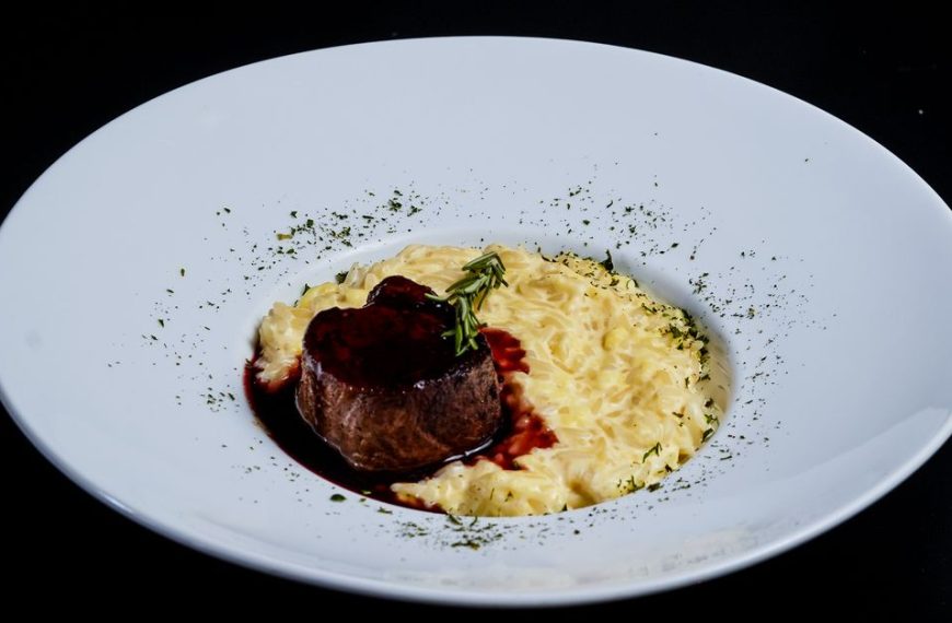 découvrez notre recette de diots mijotés dans une sauce au vin rouge, un plat savoureux et réconfortant aux saveurs authentiques de la cuisine traditionnelle.