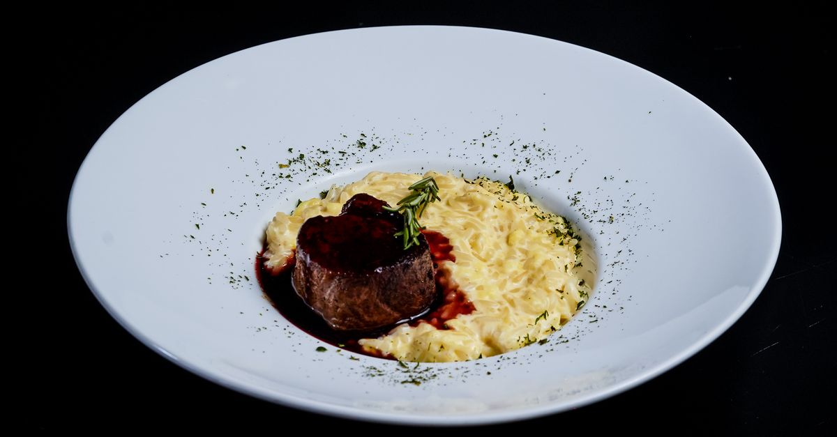 Comment préparer des diots mijotés au vin rouge avec une sauce liée savoureuse 1 découvrez notre recette de diots mijotés dans une sauce au vin rouge, un plat savoureux et réconfortant aux saveurs authentiques de la cuisine traditionnelle.
