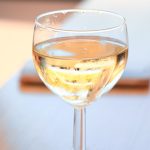 découvrez notre sélection de vins blancs secs, aux arômes frais et délicats, parfaits pour accompagner vos repas et apéritifs.