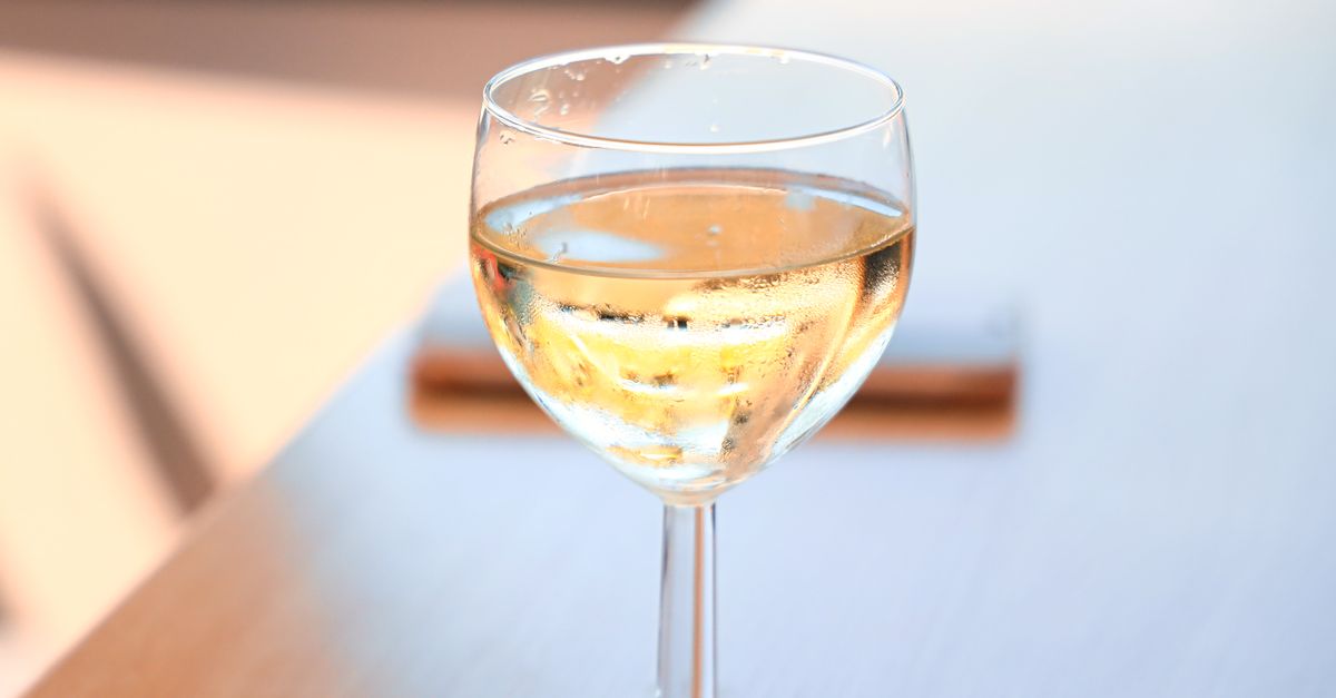 Quel vin blanc sec choisir pour réussir un kir parfait 1 découvrez notre sélection de vins blancs secs, aux arômes frais et délicats, parfaits pour accompagner vos repas et apéritifs.