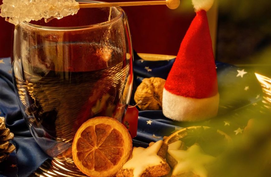 découvrez notre recette de vin chaud sans alcool, parfaite pour savourer les saveurs épicées et fruitées en famille ou entre amis, sans aucune trace d'alcool.
