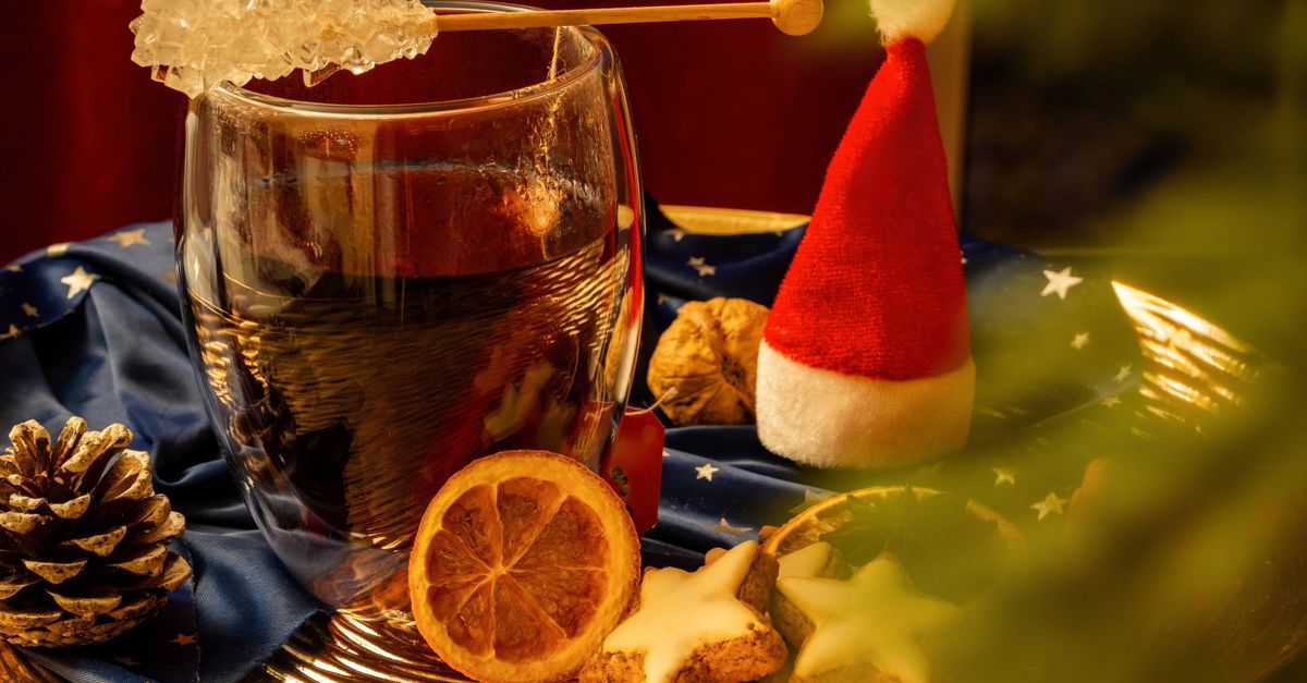 Comment préparer un vin chaud sans alcool aux épices et jus chauffé doucement