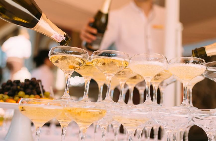 découvrez nos conseils essentiels pour le stockage optimal de votre champagne, garantissant fraîcheur et qualité pour chaque bouteille.