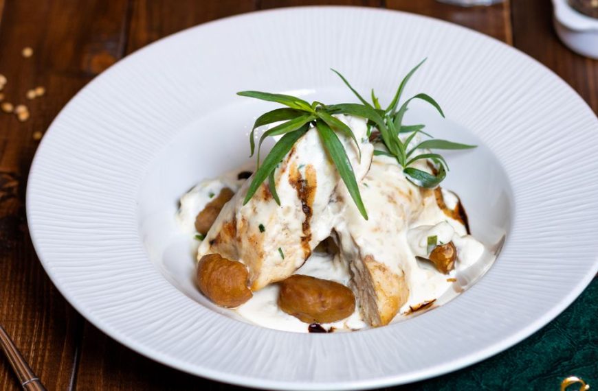 découvrez la recette traditionnelle du coq au riesling, un plat alsacien savoureux mariant la viande de coq tendre au vin blanc riesling aromatique pour un repas convivial et raffiné.