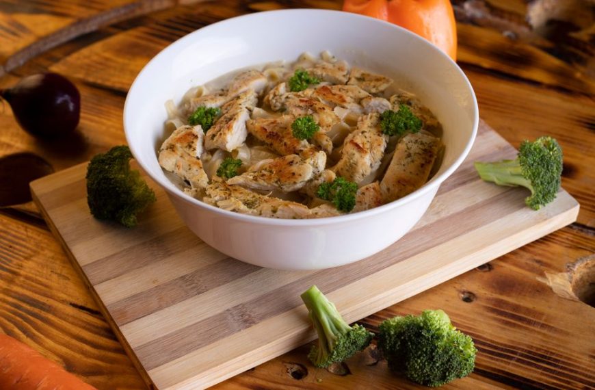découvrez une recette onctueuse de poulet au vin blanc, parfaite pour un repas savoureux et raffiné.