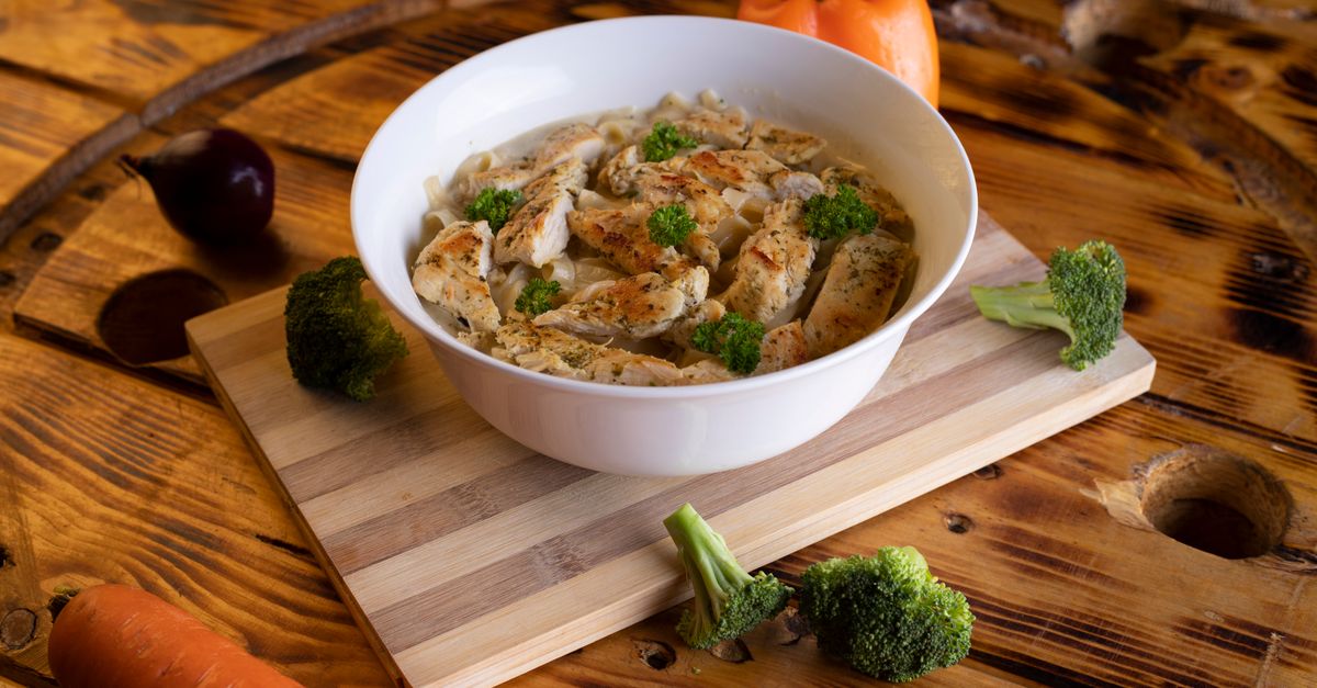 Comment réussir un poulet au vin blanc crémeux avec une sauce nappante délicieuse 1 découvrez une recette onctueuse de poulet au vin blanc, parfaite pour un repas savoureux et raffiné.