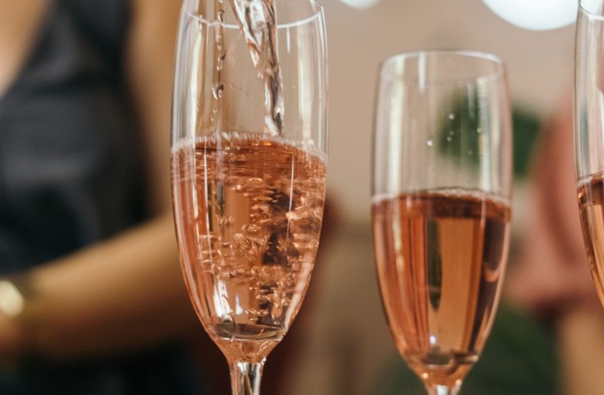 découvrez tout sur le kir, ce cocktail français emblématique à base de vin blanc et de crème de cassis, parfait pour vos apéritifs.
