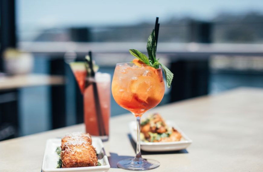 découvrez l'histoire et la recette du spritz, le cocktail italien rafraîchissant parfait pour l'apéritif. apprenez à préparer ce mélange pétillant et savoureux !