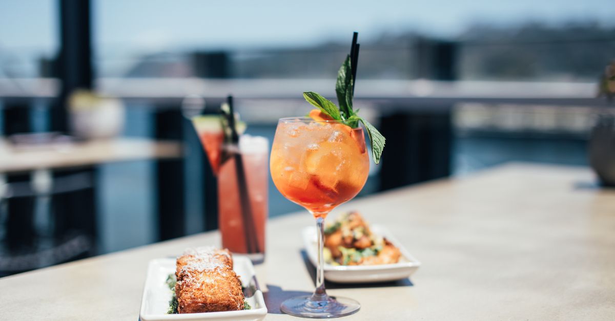 Comment choisir entre aperol, hugo et limoncello pour un spritz réussi 1 découvrez l'histoire et la recette du spritz, le cocktail italien rafraîchissant parfait pour l'apéritif. apprenez à préparer ce mélange pétillant et savoureux !