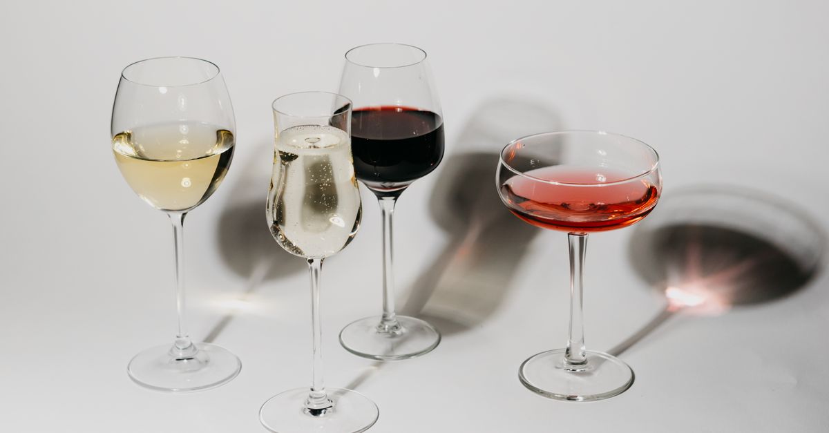 Recettes de cocktails au vin blanc avec dosages équilibrés et pas trop sucrés 1 découvrez nos recettes rafraîchissantes de cocktails au vin blanc, parfaits pour vos apéritifs et moments conviviaux.