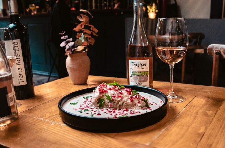 découvrez comment associer parfaitement vos mets avec le vin idéal pour sublimer chaque repas.